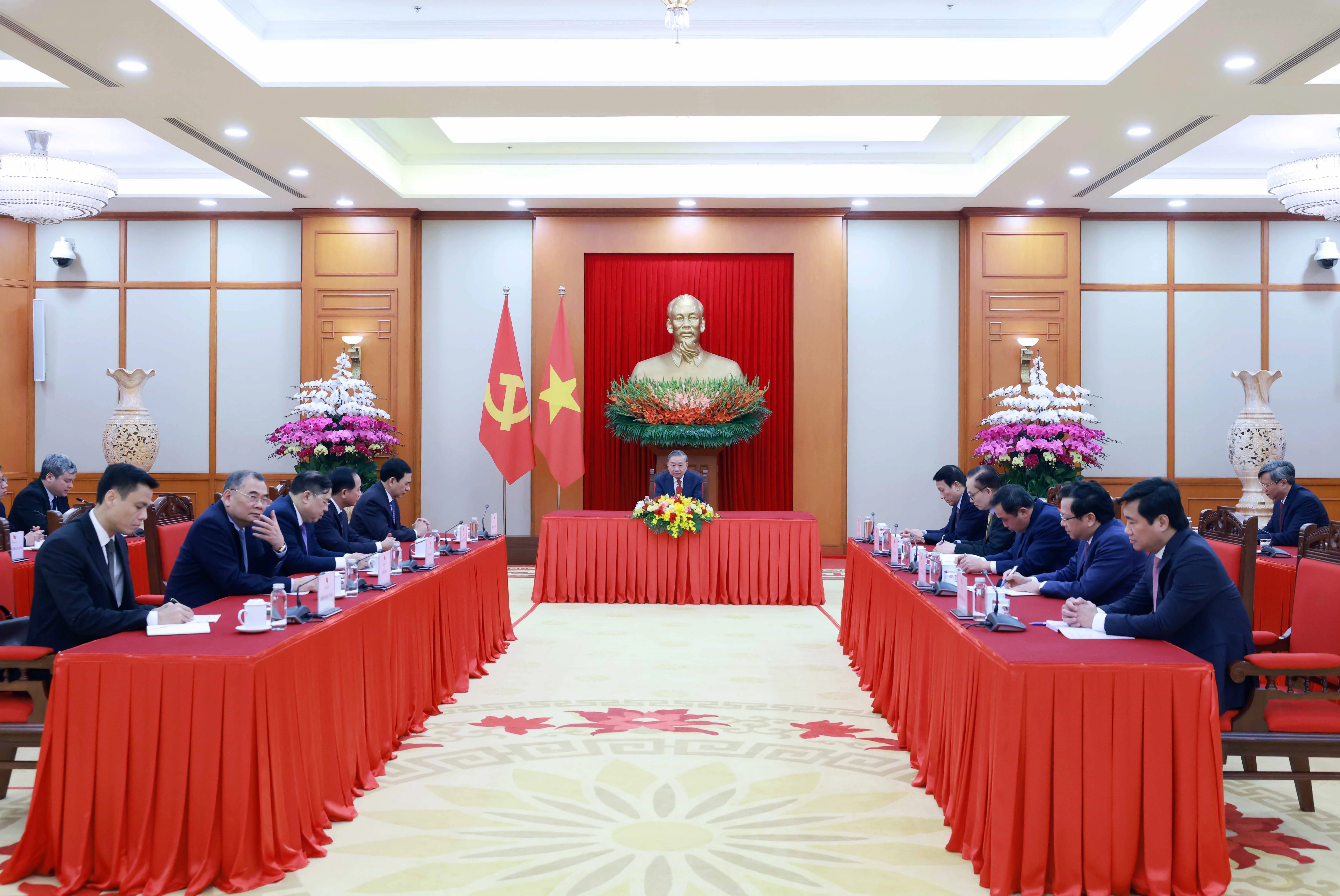 El secretario general del Partido Comunista de Vietnam, To Lam, sostiene una conversación telefónica con el primer secretario del Partido Comunista de Cuba y presidente del país caribeño, Miguel Díaz-Canel. (Foto: VNA)