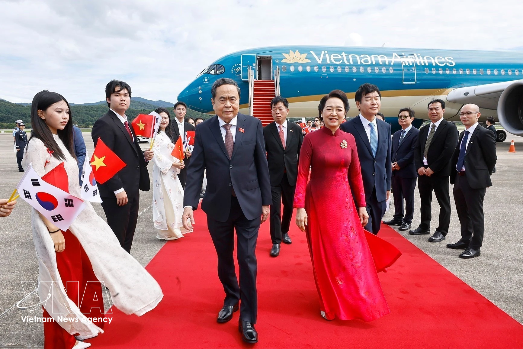 El presidente de la Asamblea Nacional de Vietnam, Tran Thanh Man, y su esposa, Nguyen Thi Thanh Nga, junto con una delegación vietnamita de alto nivel, llegan a Corea del Sur. Foto: VNA