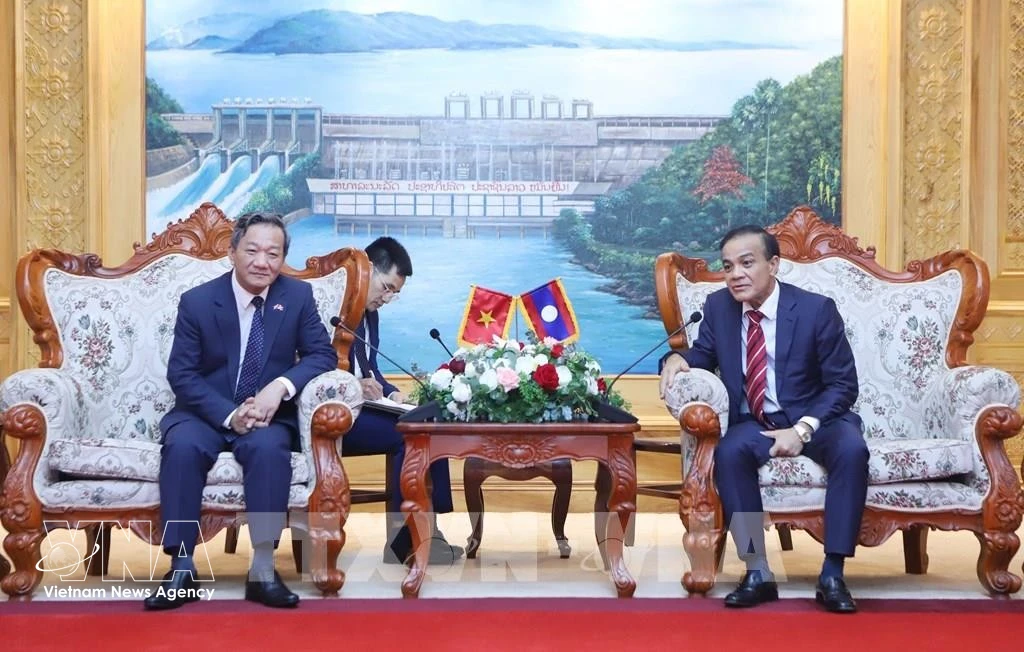 El embajador de Vietnam en Laos, Nguyen Minh Tam, sostiene una reunión de trabajo con Phouthanouphet Xaysombath, miembro del Comité Central del Partido Popular Revolucionario de Laos, secretario del Comité partidista y presidente del Consejo Popular de la provincia de Vientiane. (Foto: VNA)