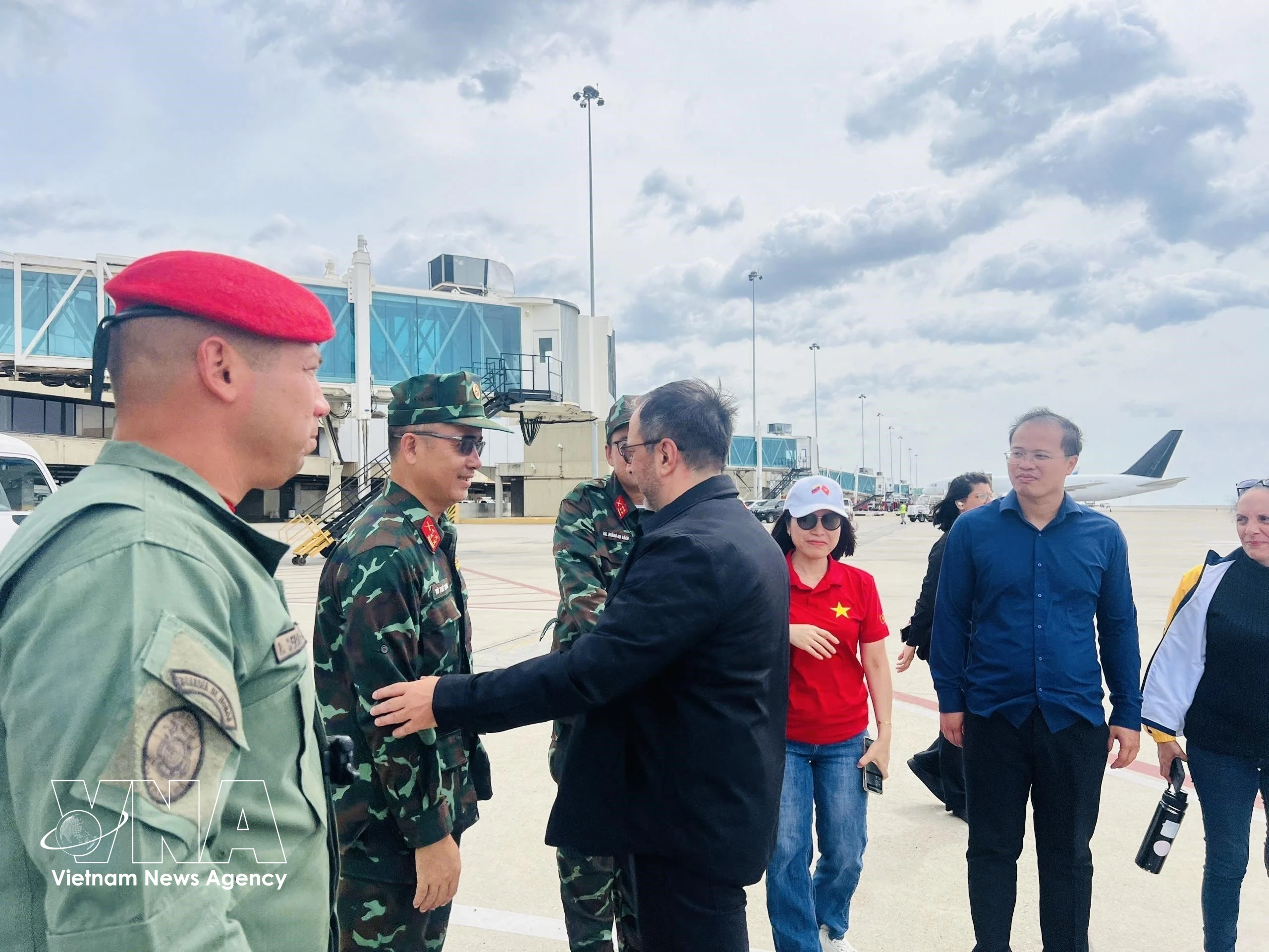 El canciller Yván Gil Pinto agradece el despliegue humanitario, las 45 toneladas de insumos y la donación de 300 mil dólares enviados por la nación asiática tras el desastre. (Foto: Embajada de Vietnam en Venezuela)