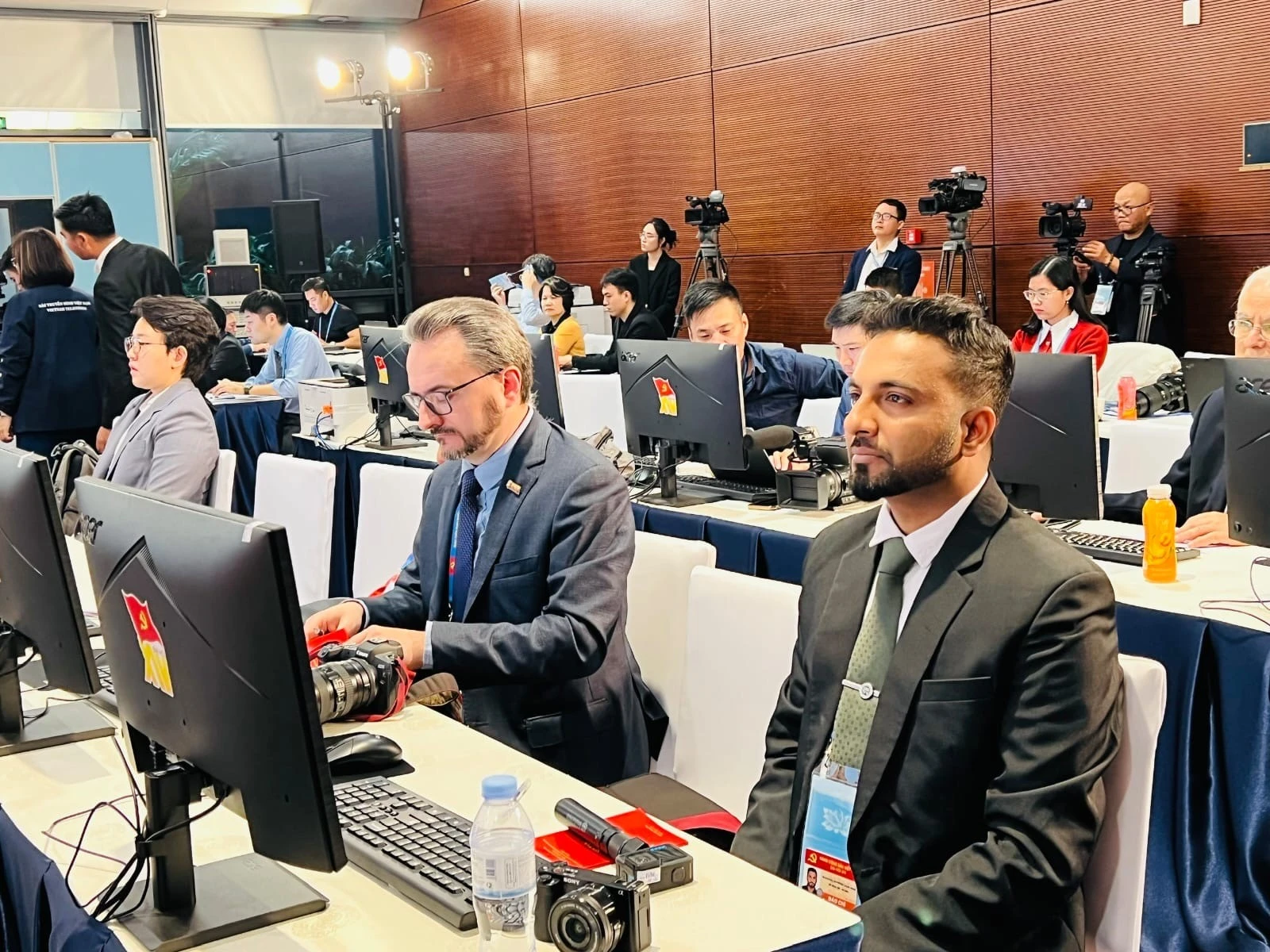 Representantes internacionales siguen el desarrollo del XIV Congreso Nacional del PCV en el Centro Nacional de Convenciones. (Foto: VNA)