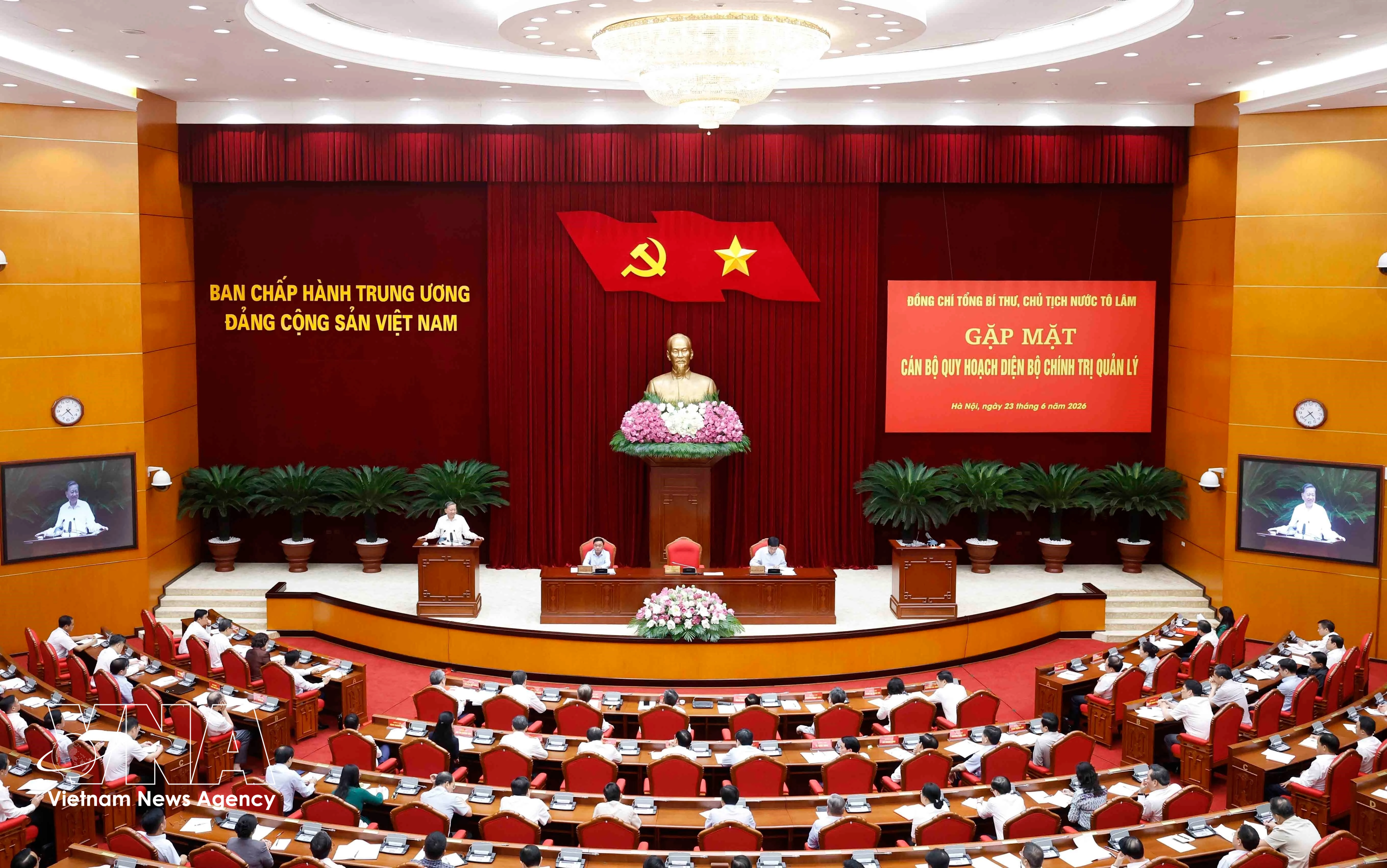Máximo dirigente de Vietnam subraya importancia de renovar planificación de cuadros (Foto: VNA)