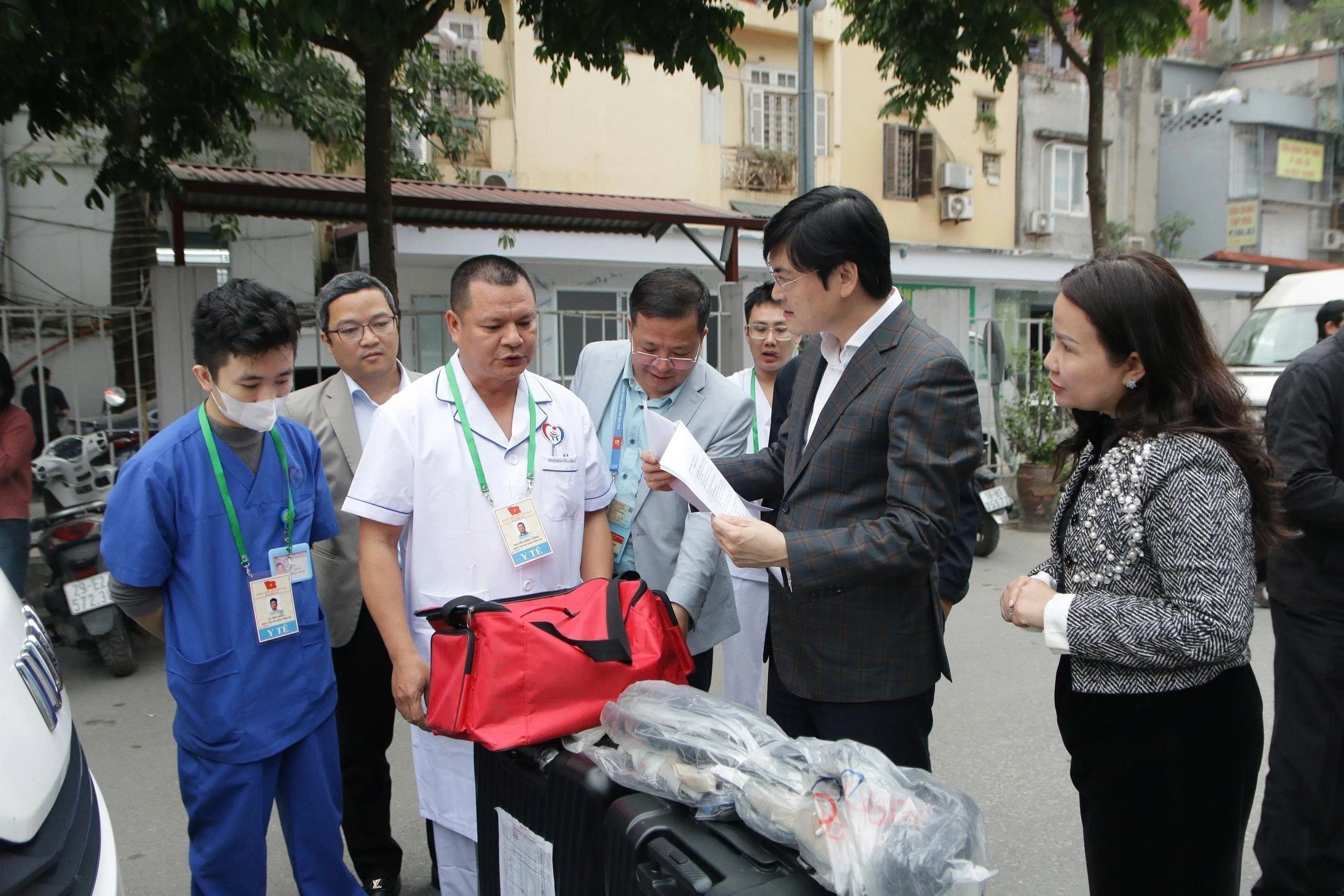 El director del Departamento municipal de Salud, Nguyen Trong Dien, revisa los equipos médicos l servicio del Congreso del Partido (Foto: VNA)