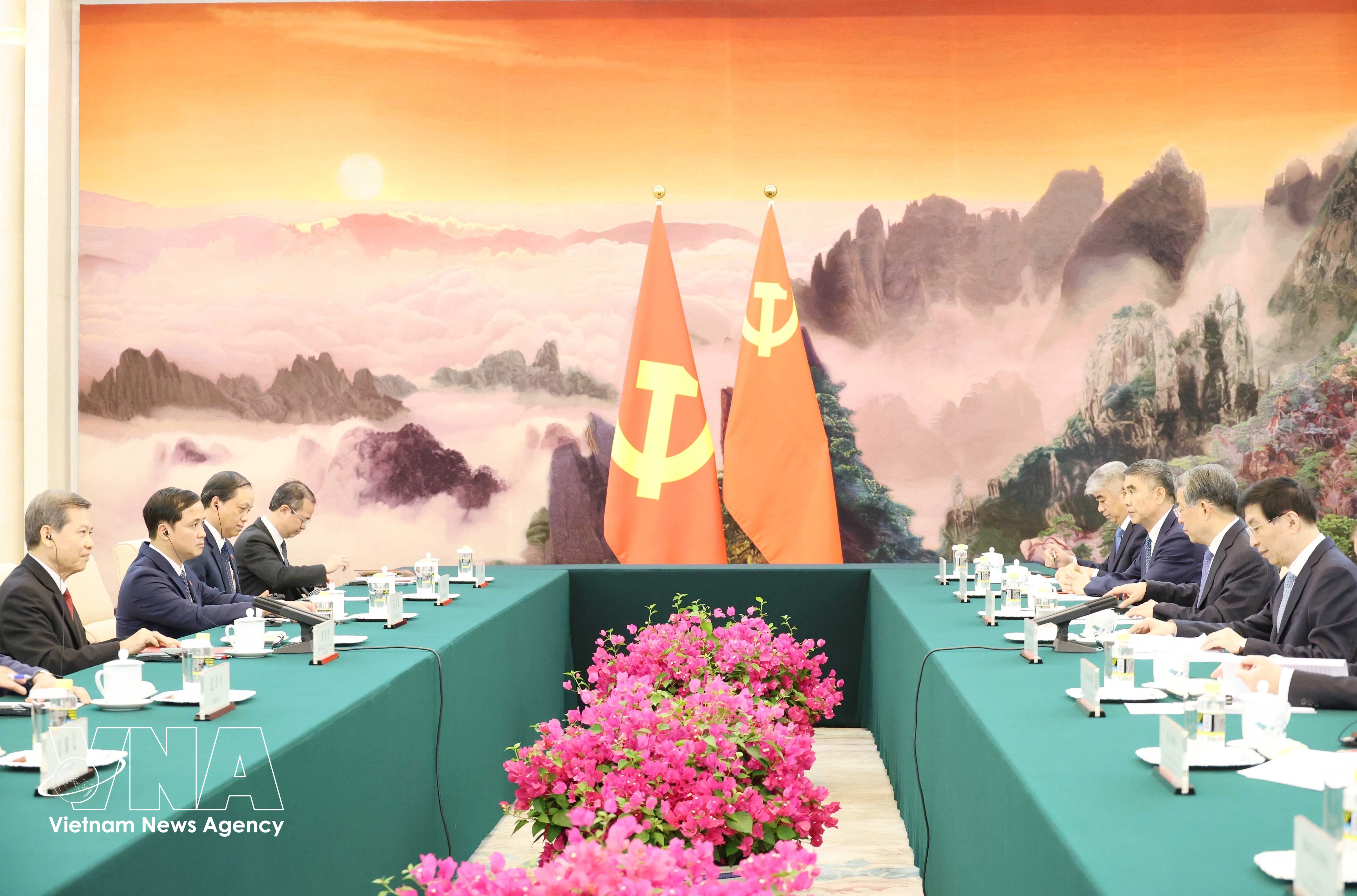 El miembro del Buró Político, secretario del Comité Central del Partido Comunista de Vietnam y jefe de su Comisión de Asuntos Internos, Le Minh Tri, se reúne en Beijing con el presidente del Comité Nacional de la Conferencia Consultiva Política del Pueblo Chino, Wang Huning. (Foto: VNA)