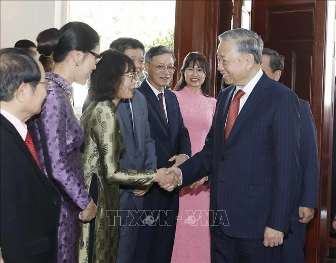 El secretario general del Partido Comunista de Vietnam, To Lam se reúne con comunidad vietnamita en Laos y destaca su papel en la unidad nacional. (Foto: VNA)