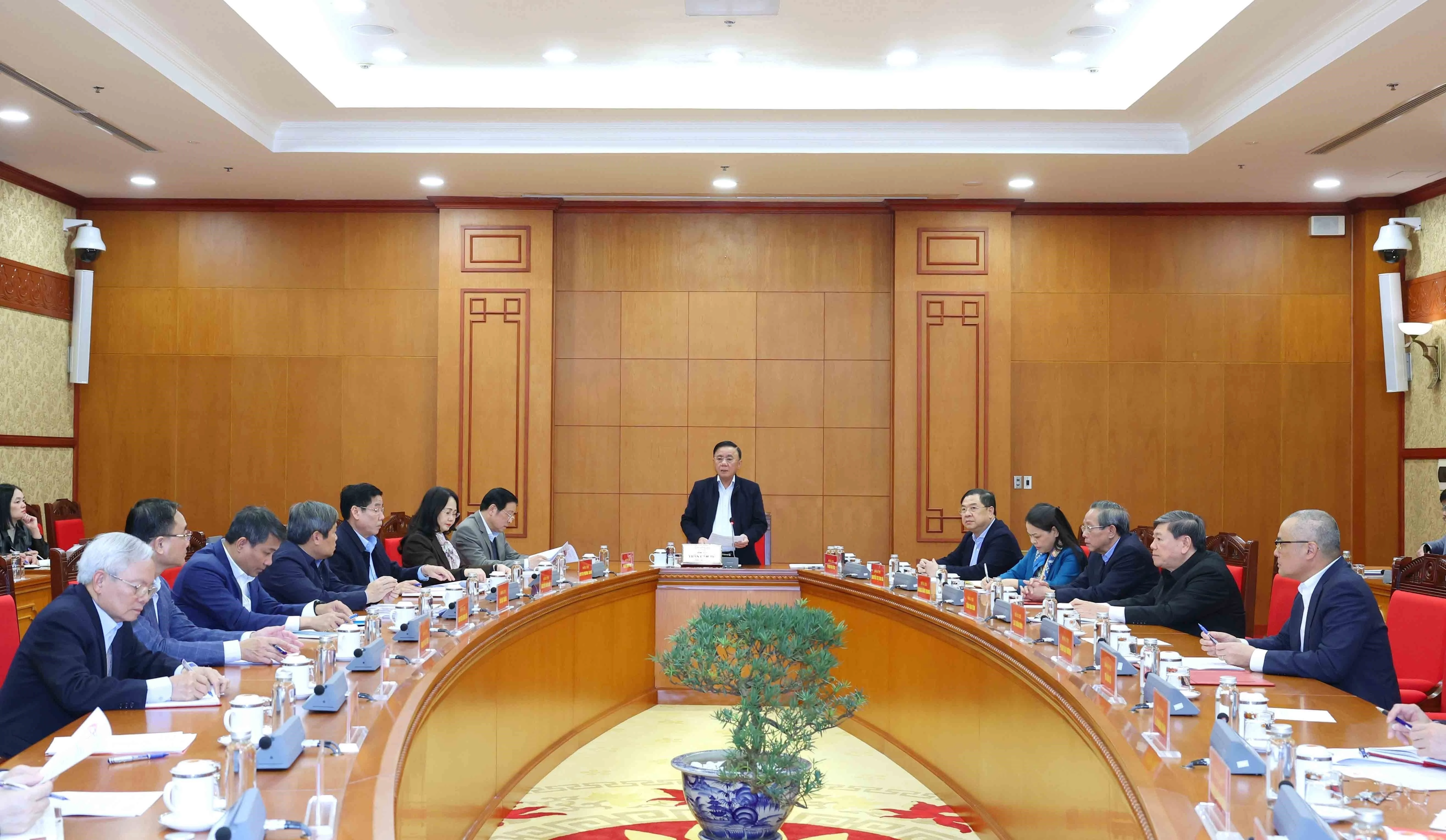 El miembro del Buró Político y permanente del Secretariado del Comité Central (CC) del Partido Comunista de Vietnam (PCV), Tran Cam Tu, en l reunión (Foto: VNA)