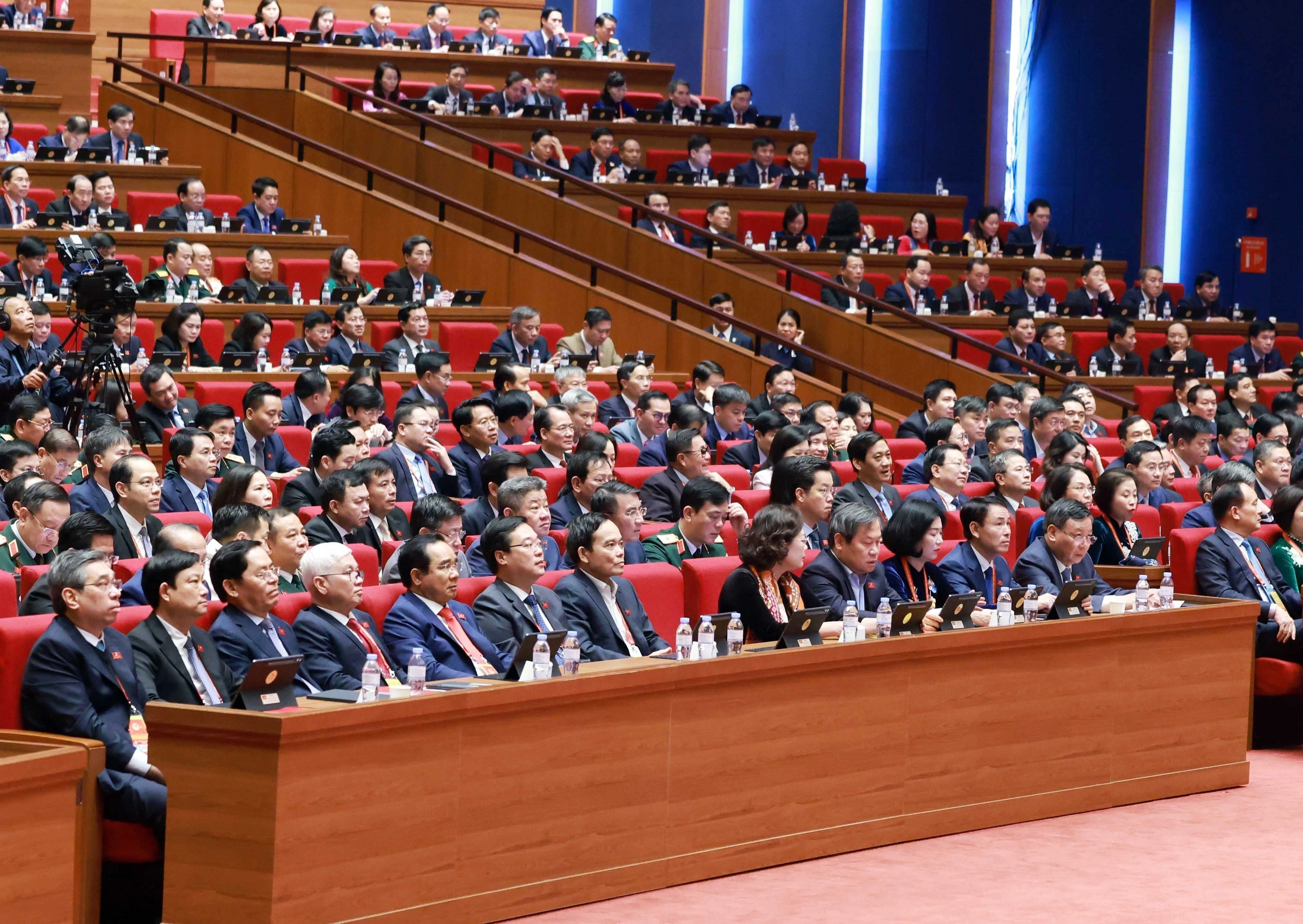 Delegados estudian documentos presentados al XIV Congreso Nacional del PCV (Foto: VNA)