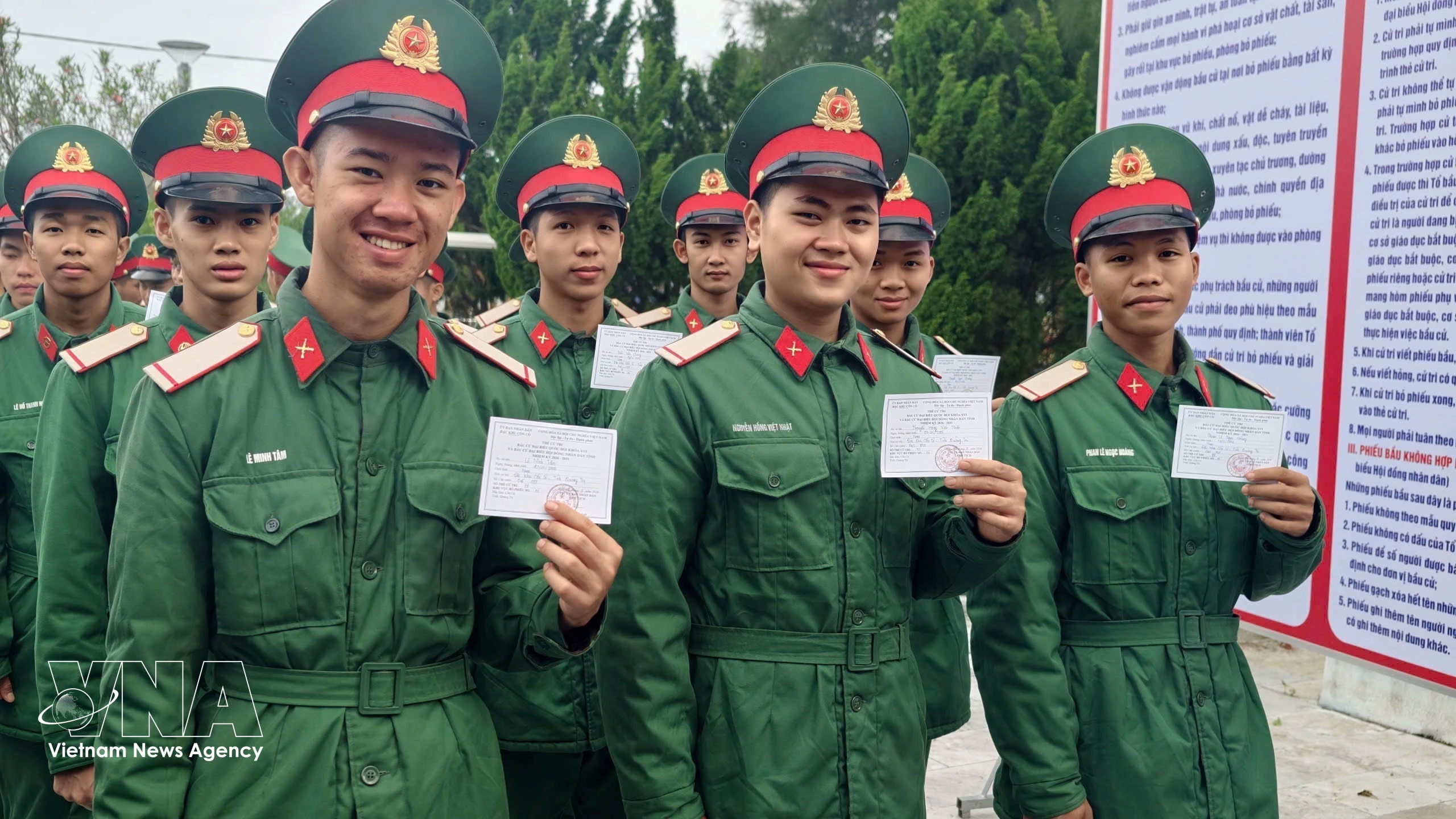 eEectores, incluyendo oficiales, soldados y residentes que viven y trabajan en la Zona Económica Especial de Con Co (Quang Tri), participan con alegría en las elecciones. Foto: VNA