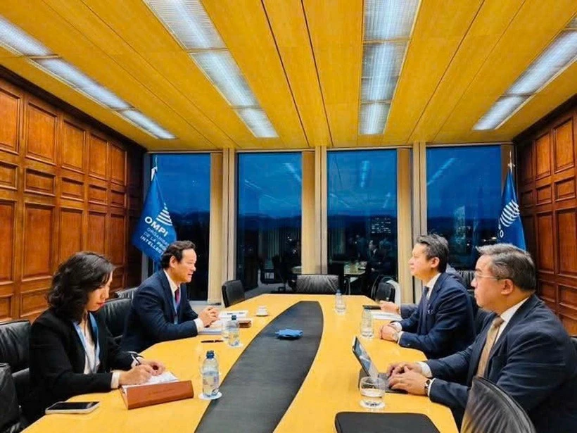 El embajador Mai Phan Dung, representante permanente de Vietnam ante las Naciones Unidas y otras organizaciones internacionales en Ginebra, en reunión con la Organización Mundial de la Propiedad Intelectual (OMPI). (Foto: VNA)