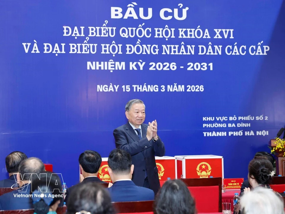 El secretario general del Partido Comunista de Vietnam, To Lam, ejerce su derecho al voto en las elecciones legislativas . (Foto: VNA)