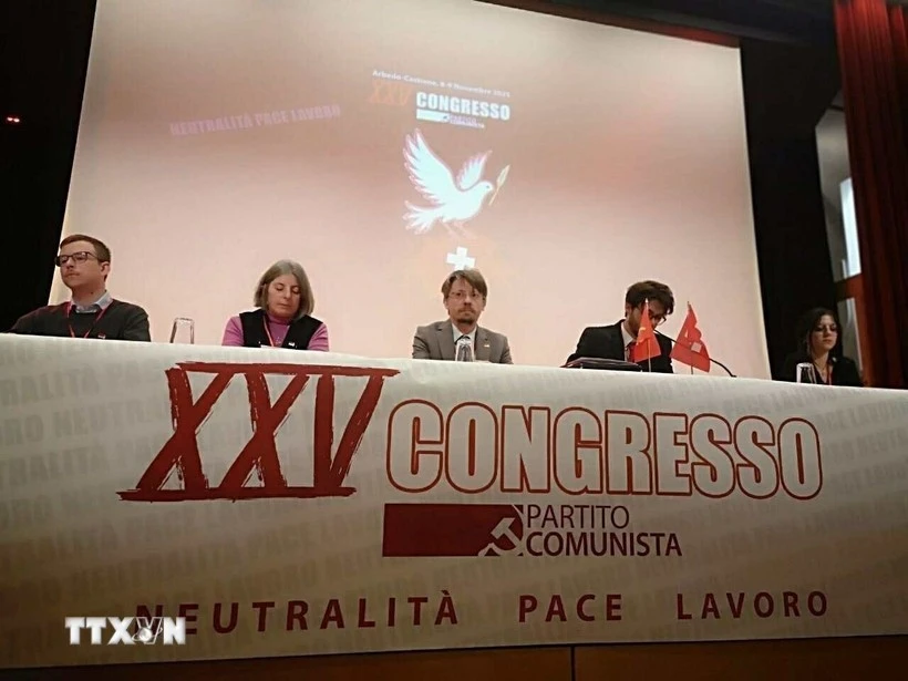 El secretario general del Partido Comunista Suizo, Massimiliano Ay (centro) en el Congreso del Partido Comunista Suizo (Foto: VNA)