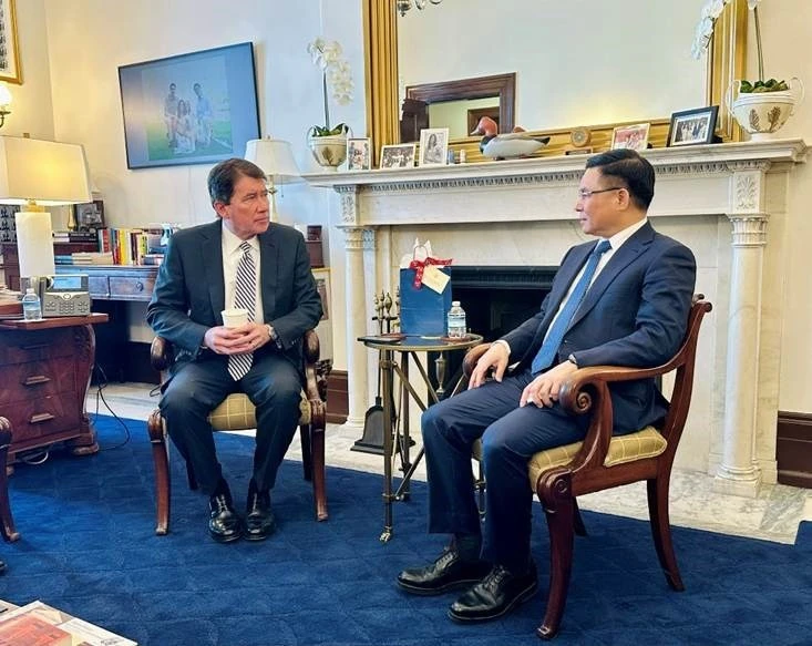 El ministro interino de Industria y Comercio, Le Manh Hung (derecha), y el senador estadounidense Bill Hagerty, del Partido Republicano, en representación del estado de Tennessee. (Foto: VNA)