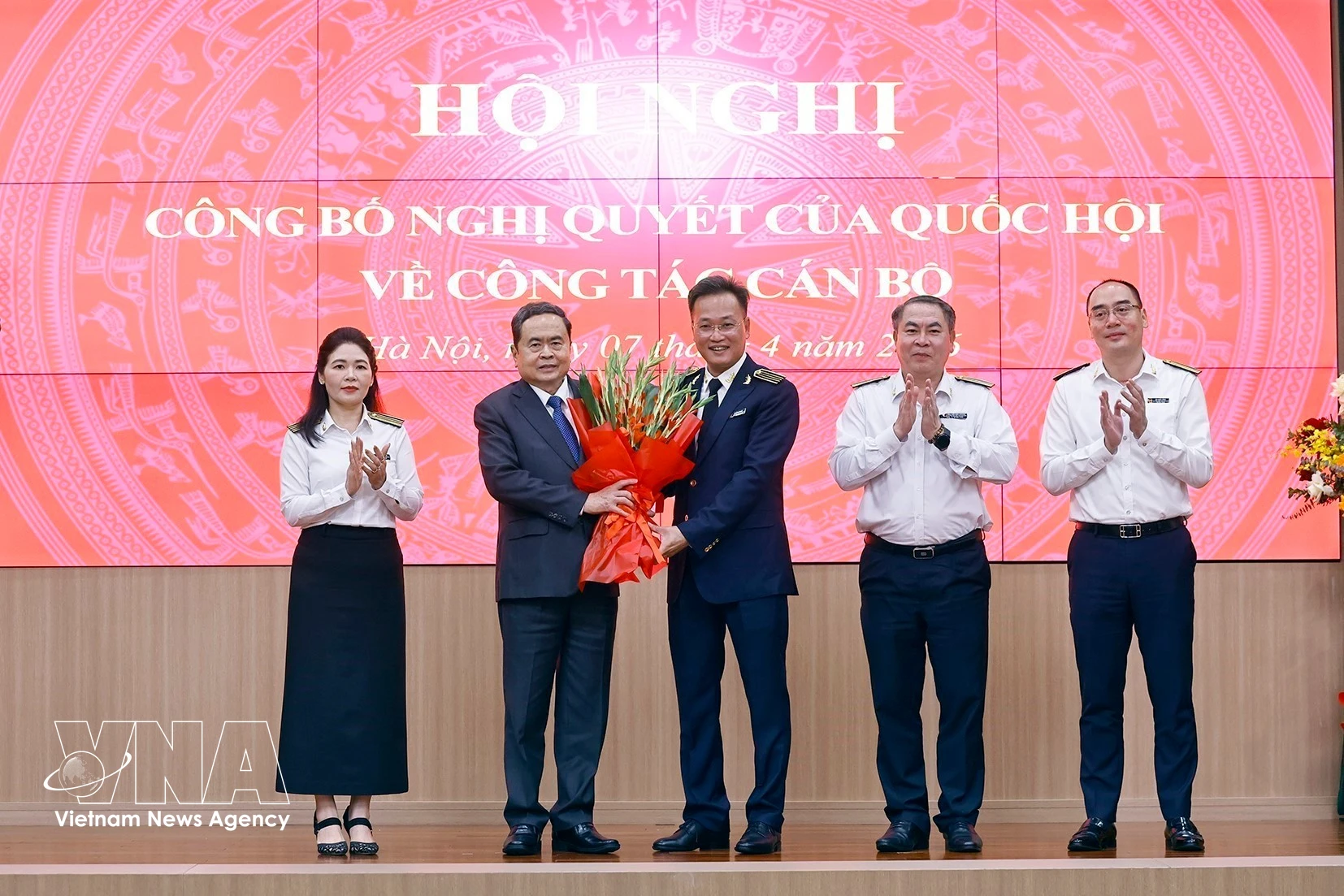 El presidente de la Asamblea Nacional de Vietnam, Tran Thanh Man, felicita a Nguyen Huu Nghia, Auditor General del Estado para el mandato 2026-2031. (Foto: VNA)