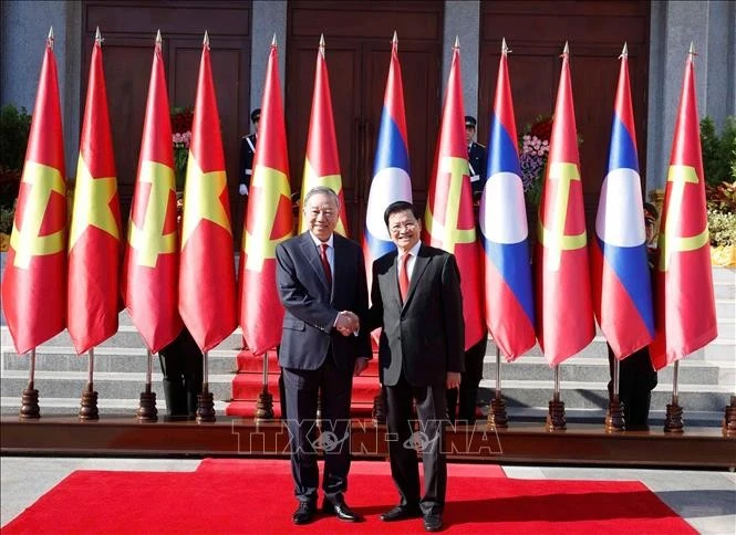 El secretario general del Comité Central del Partido Popular Revolucionario de Laos y presidente del país, Thongloun Sisoulith, (derecha) recibe al secretario general del Partido Comunista de Vietnam, To Lam. (Foto: VNA)