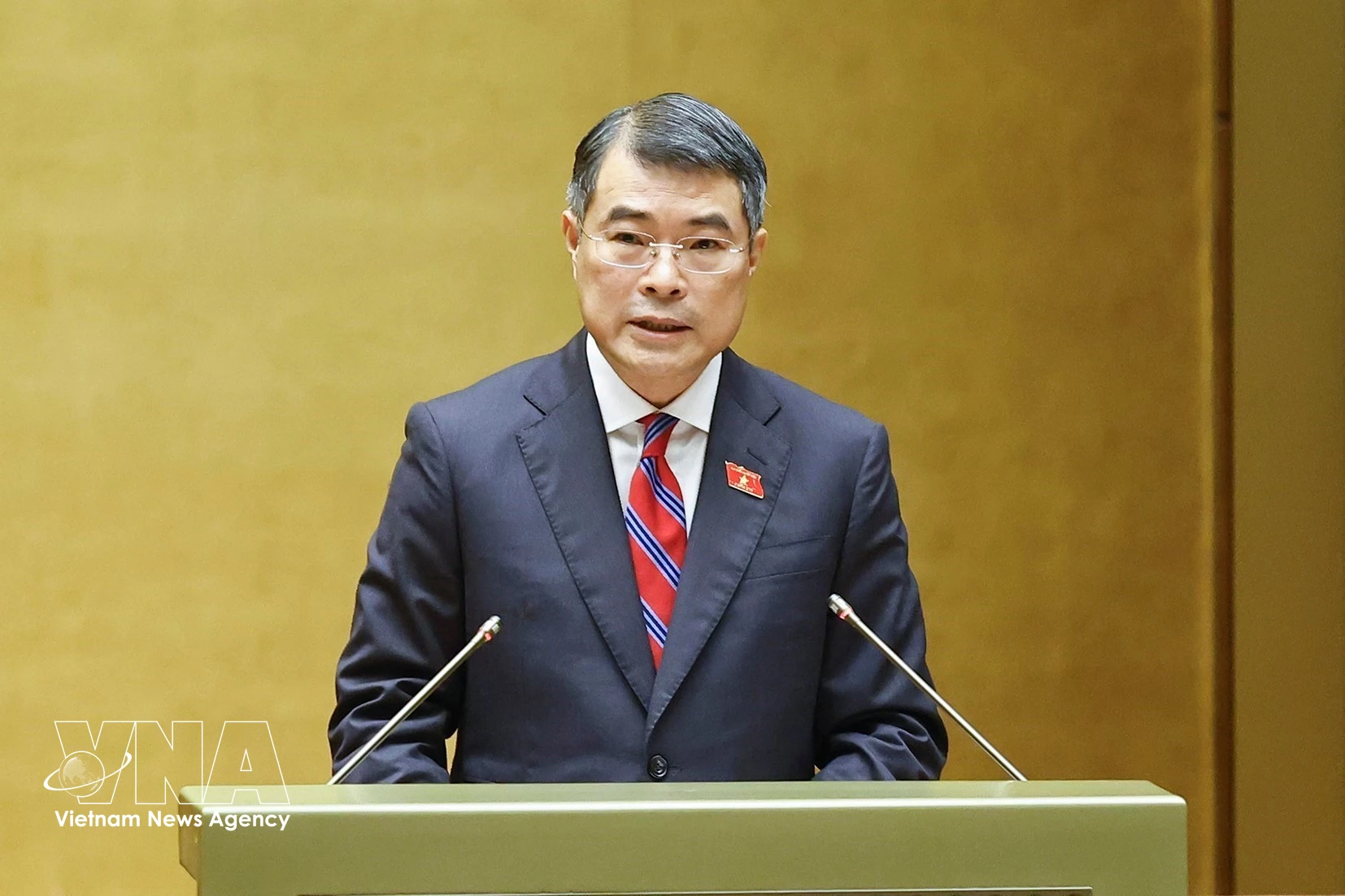 El primer ministro Le Minh Hung presenta informe sobre los resultados socioeconómicos de 2025. (Foto: VNA)