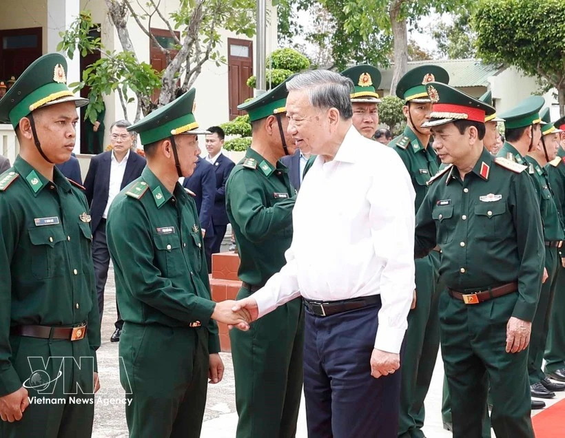 El secretario general del Partido Comunista de Vetnam, To Lam, quien también se desempeña como secretario de la Comisión Militar Central, visitó hoy la Estación de Guardia Fronteriza de Ea H’Leo, en la provincia central de Dak Lak. (Fuente: VNA)