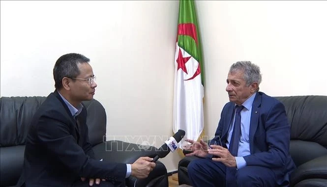 Mourad Lamoudi (izquierda), miembro encargado de las relaciones exteriores del Comité Central del FLN de Argelia, en la entrevista (Foto: VNA)