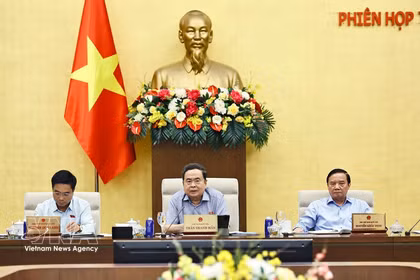 El presidente de la Asamblea Nacional de Vietnam, Tran Thanh Man, preside la reunión. (Fuente: VNA)