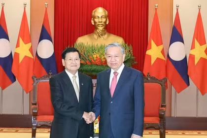 El secretario general del Partido Comunista de Vietnam, To Lam, y el secretario general del Partido Popular Revolucionario y presidente de Laos, Thongloun Sisoulith, en Hanoi en octubre de 2025. (Fuente: VNA)