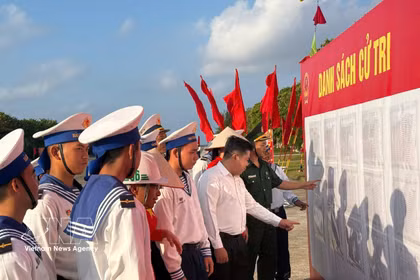 Los votantes de la isla de Truong Sa siguen de cerca la información de la Asamblea Nacional de la XVI Legislatura y de los Consejos Populares de todos los niveles para el período 2026-2031. (Foto: VNA)