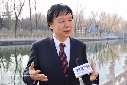 El profesor Mi Liang, director del Centro de Estudios del Sudeste Asiático de la Universidad de Estudios Extranjeros de Beijing, en la entrevista. (Fuente: VNA)