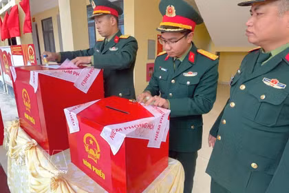 Sellado de urnas en un colegio electoral de la isla Bach Long Vi. (Foto: VNA)