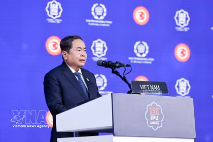 El presidente de la Asamblea Nacional de Vietnam, Tran Thanh Man, habla en el evento. (Fuente: VNA)