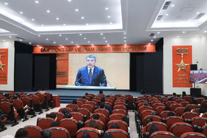Le Minh Hung, miembro del Buró Político, secretario del Comité Central y jefe de su Comisión de Organización, habla en el evento. (Fuente: VNA)