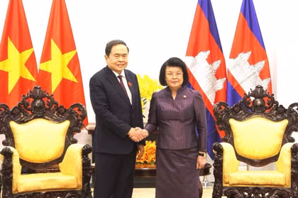 El presidente de la Asamblea Nacional de Vietnam, Tran Thanh Man, y la titular de la Asamblea Nacional de Camboya, Khuon Sudary. (Fuente: VNA)