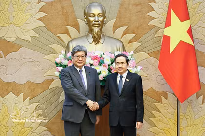 El presidente de la Asamblea Nacional de Vietnam, Tran Thanh Man, (derecha) recibe al secretario general ejecutivo interino del Partido Liberal Democrático de Japón (PLD), Hagiuda Koichi. (Fuente: VNA)