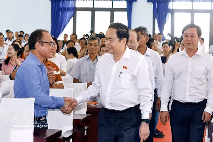 El presidente de la Asamblea Nacional de Vietnam, Tran Thanh Man, (en el centro) y votantes de la comuna de Tan An Hoi. (Fuente: VNA)