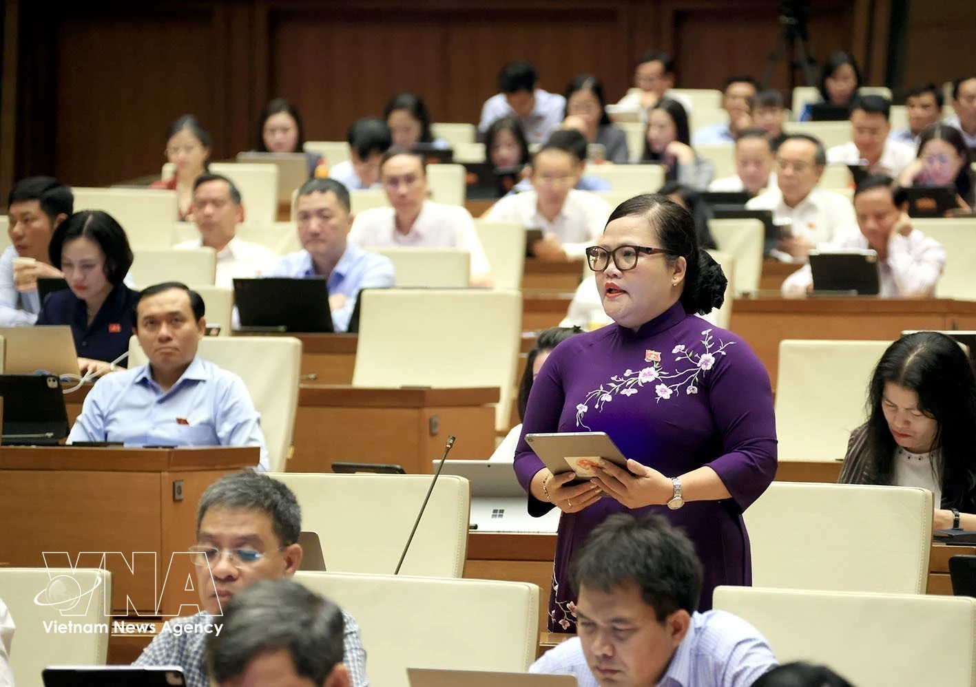 Nguyen Thi Suu, diputada de la ciudad de Hue, interviene en una sesión de debate durante la primera reunión extraordinaria de la Asamblea Nacional de Vietnam de la XVI Legislatura. (Fuente: VNA)