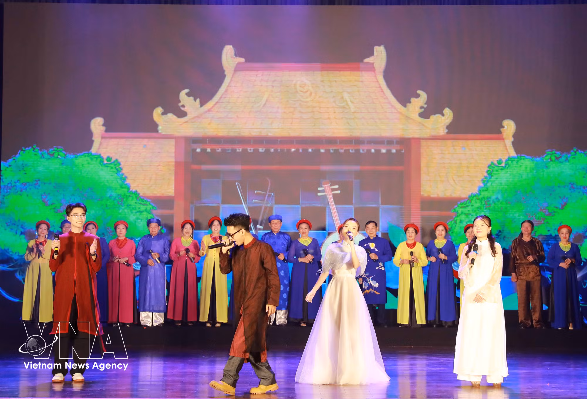vnanet-05-nguoi-tre-tiep-noi-mach-nguon-di-san.jpg