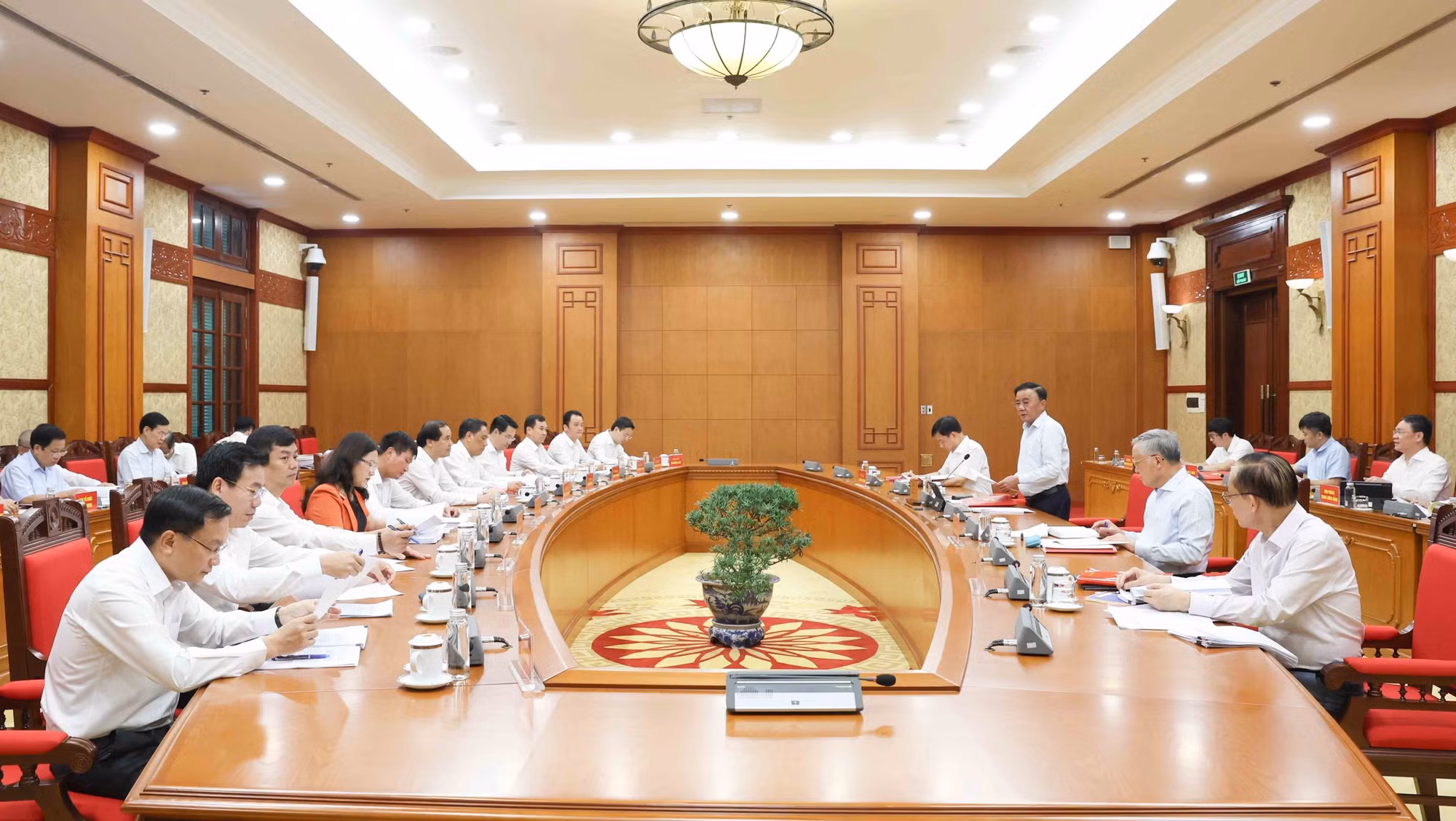 vna-potal-bo-chinh-tri-lam-viec-voi-ban-thuong-vu-tinh-uy-lao-cai-ve-chuan-bi-dai-hoi-dang-bo-8254298.jpg