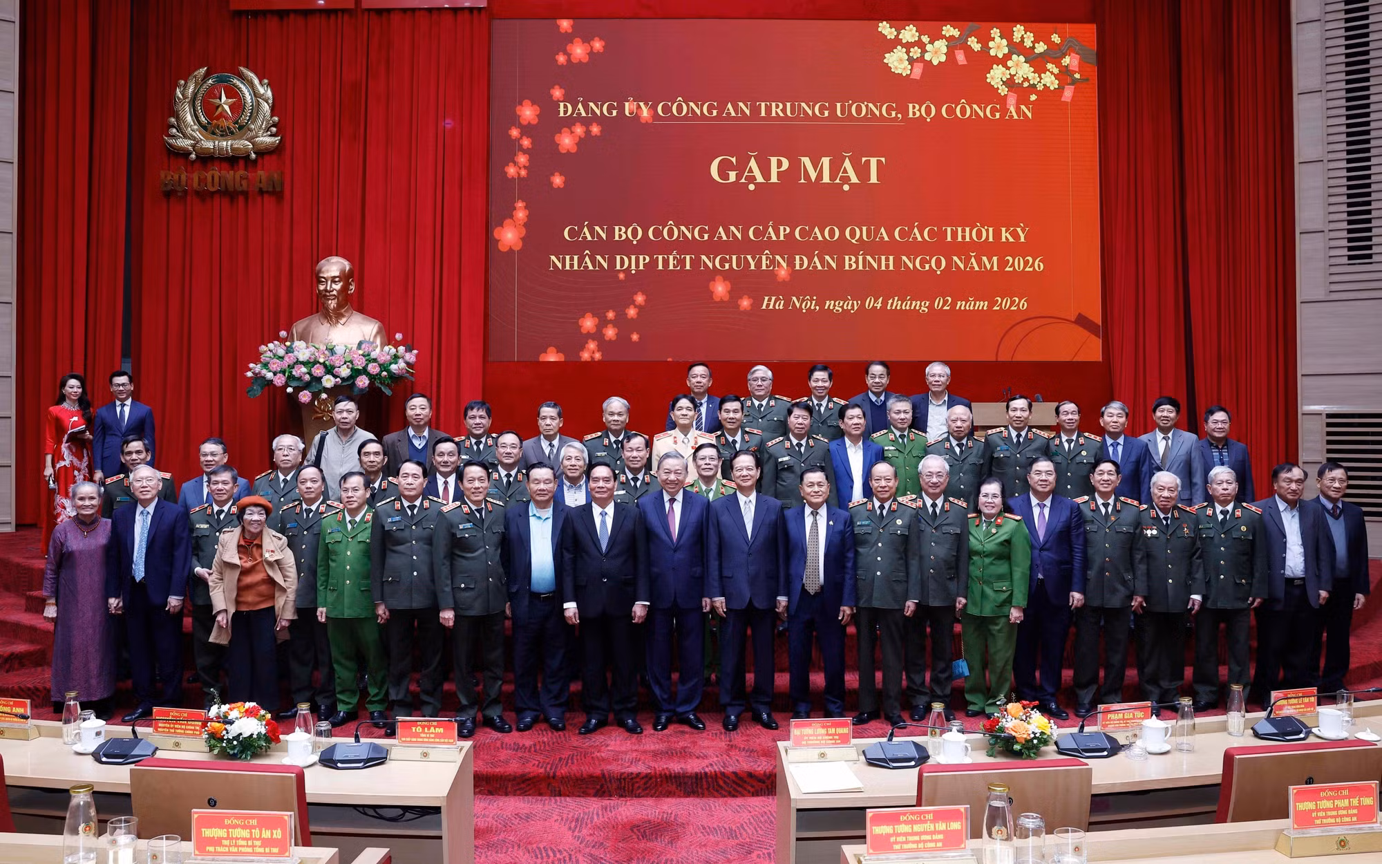 vna-potal-tong-bi-thu-gap-mat-can-bo-cong-an-cao-cap-qua-cac-thoi-ky-8573255.jpg