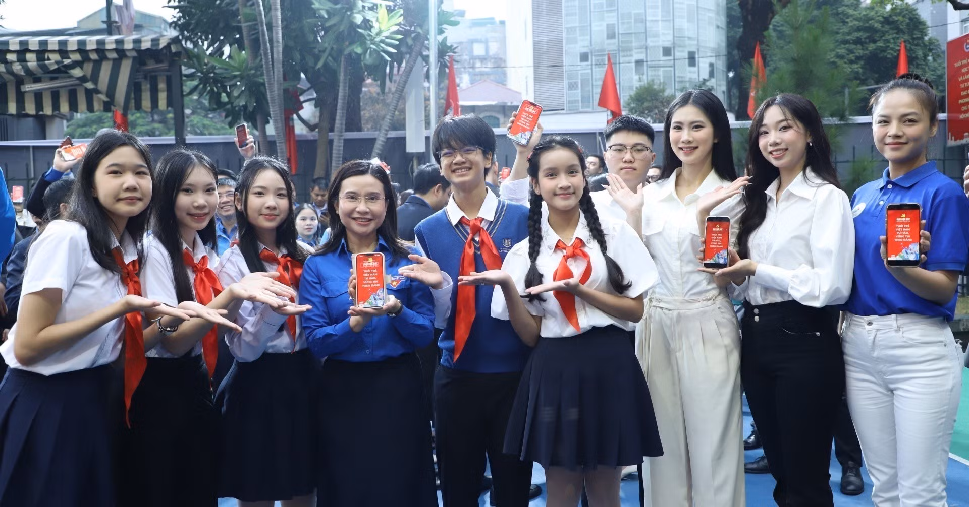vna-potal-dai-hoi-xiv-cua-dang-tuoi-tre-ca-nuoc-dong-loat-chao-co-huong-ve-dai-hoi-8538366.jpg