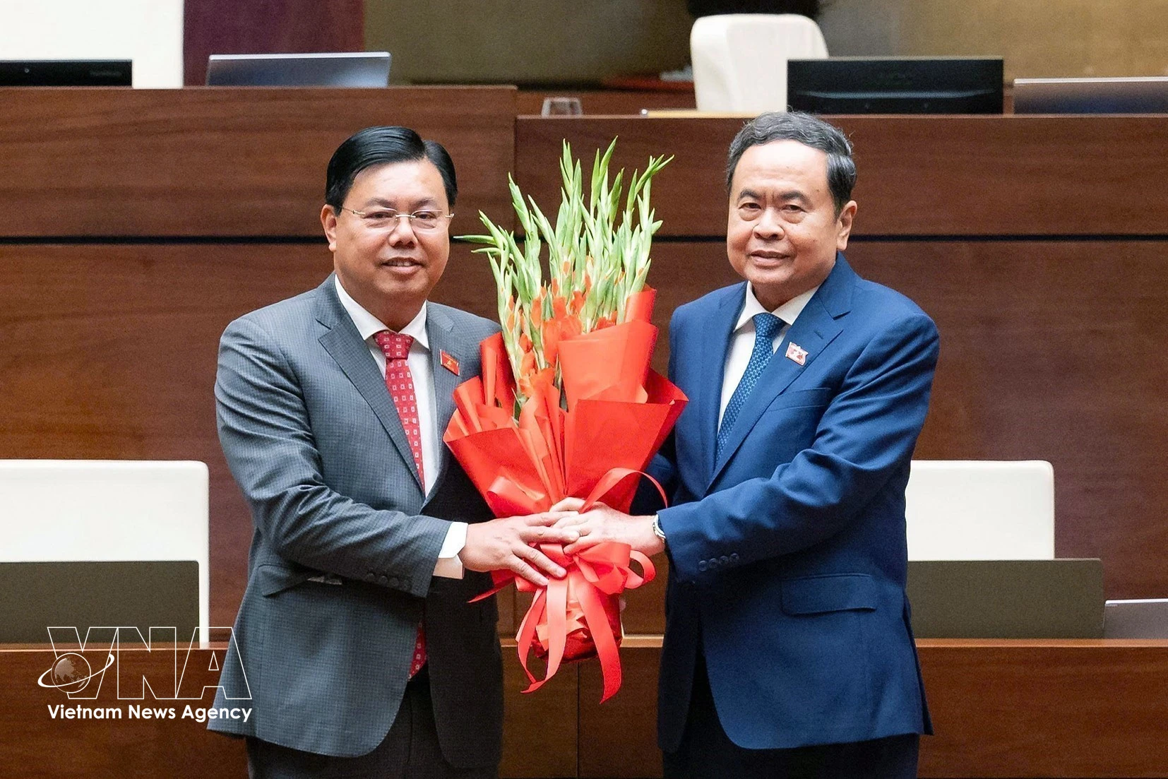 El presidente de la Asamblea Nacional de Vietnam, Tran Thanh Man (derecha), felicita al nuevo ministro del Interior, Nguyen Tien Hai. (Foto: VNA)