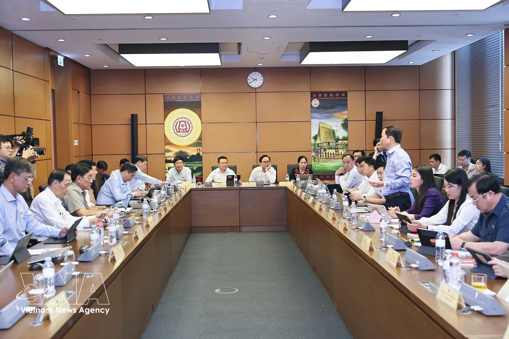 Los diputados de las provincias de Lang Son, Dien Bien y Vinh Long analizan los proyectos de leyes. (Foto: VNA)
