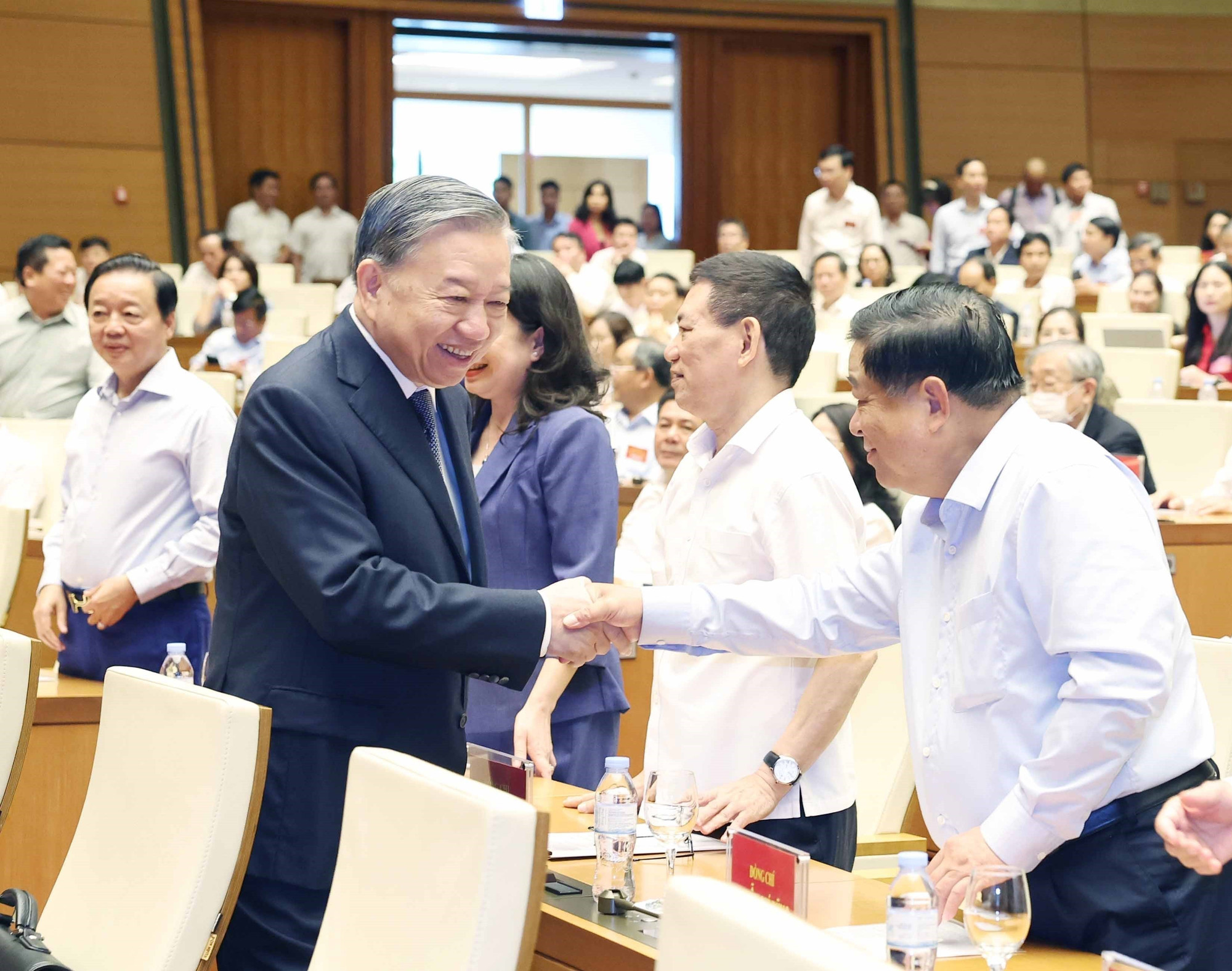 El secretario general del PCV, To Lam, saluda a los delegados (Foto: VNA) vna-potal-hoi-nghi-toan-quoc-quan-triet-trien-khai-thuc-hien-4-nghi-quyet-cua-bo-chinh-tri-8277236.jpg