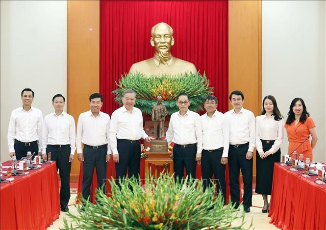El secretario general del PCV, To Lam, regala una estatua del Presidente Ho Chi Minh al Ministerio de Relaciones Exteriores. (Foto: VNA) uuid01a57640-b2ba-4f2f-b2d5-697698a7c5c7code001library1type1mode1loctruecaptrue.jpg