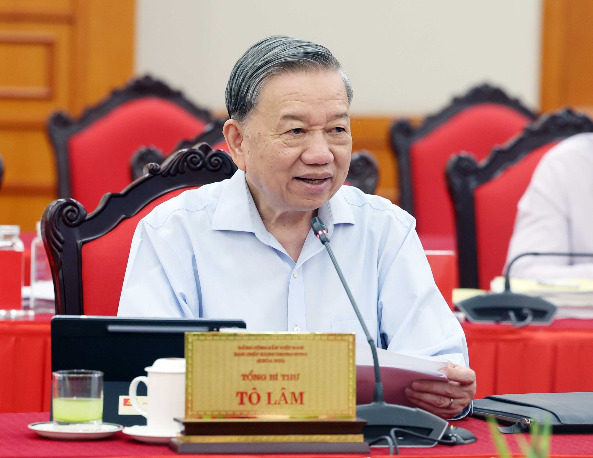 El secretario general del PCV, interviene en la reunión (Foto: VNA) vna-potal-tong-bi-thu-to-lam-chu-tri-buoi-lam-viec-voi-ban-thuong-vu-dang-uy-chinh-phu-8266967.jpg