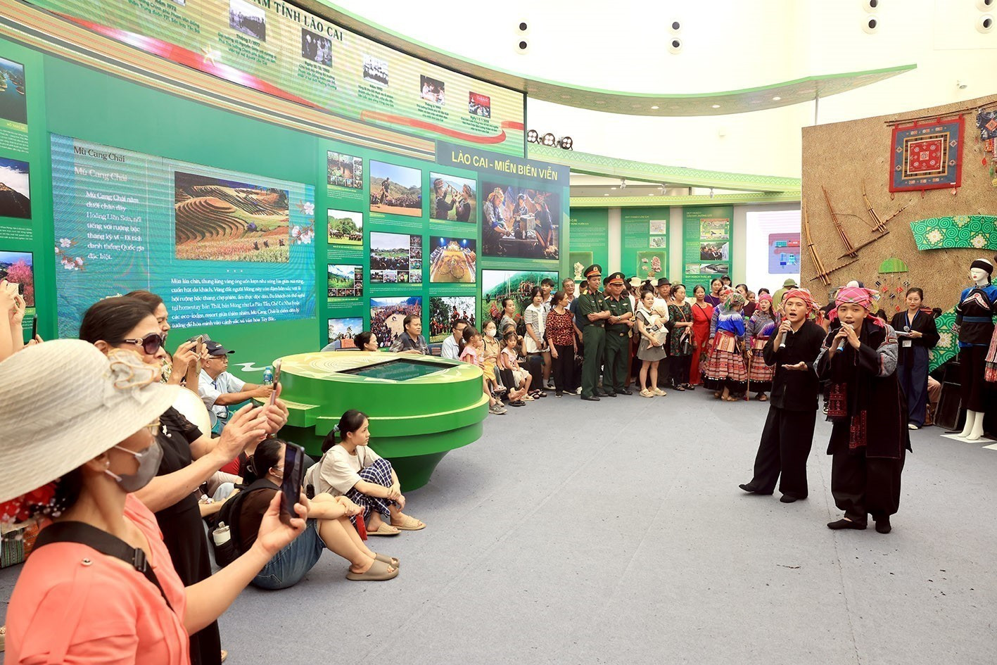 Un intercambio artístico y cultural en el área de exhibición de la provincia de Lao Cai. (Foto: VNA) anh-3-avatar.jpg