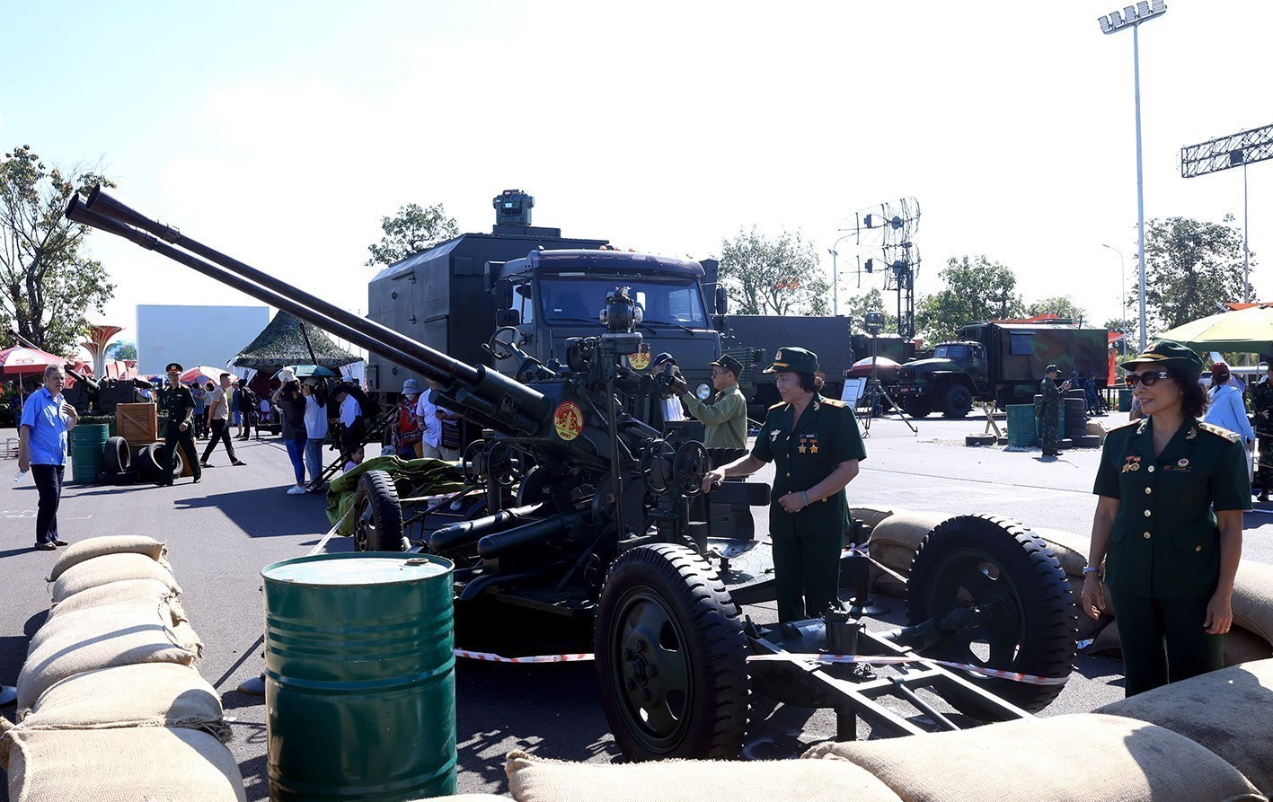 Exhibición de equipos modernos del Ministerio de Defensa. (Foto: VNA) anh-5-1.jpg