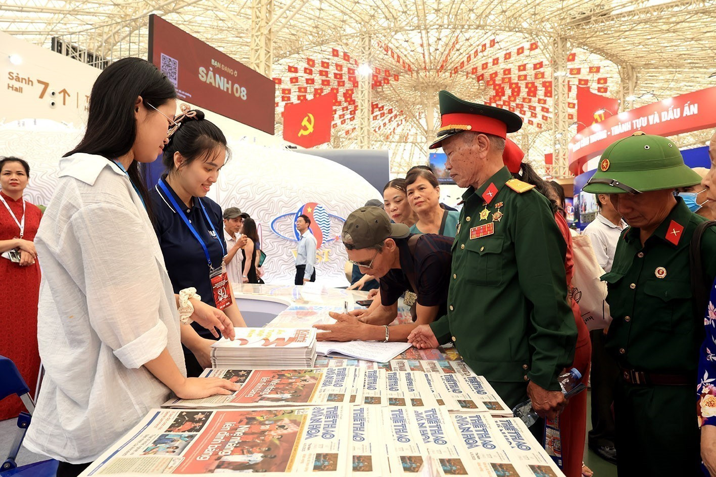 Reparten periódicos gratuitos en el stand de la Agencia Vietnamita de Noticias. (Foto: VNA) anh-6-1.jpg