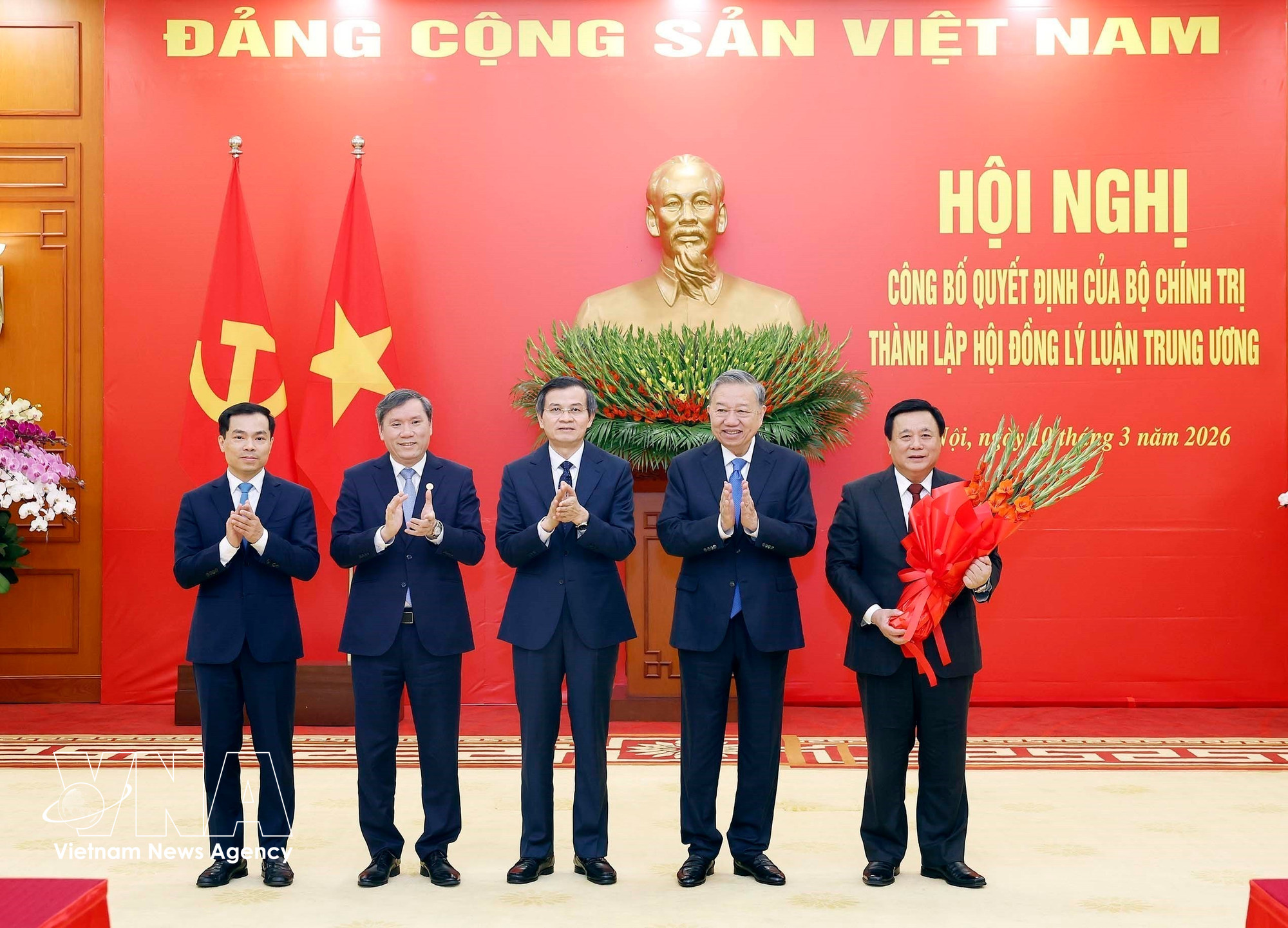vnanet-cua-bo-chinh-tri-thanh-lap-hoi-dong-ly-luan-trung-uong-nhiem-ky-2026-2031-8630870.jpg