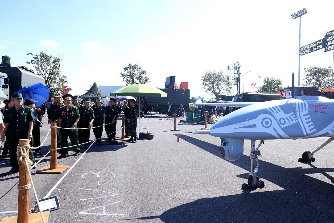 El área de exhibición del Ministerio de Defensa atrae a muchos turistas y veteranos. (Foto: VNA) anh-7-1.jpg