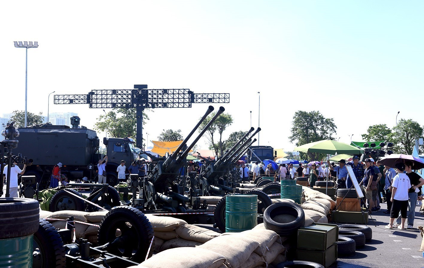 El área de exhibición del Ministerio de Defensa atrae a muchos espectadores. (Foto: VNA) anh-4-2.jpg