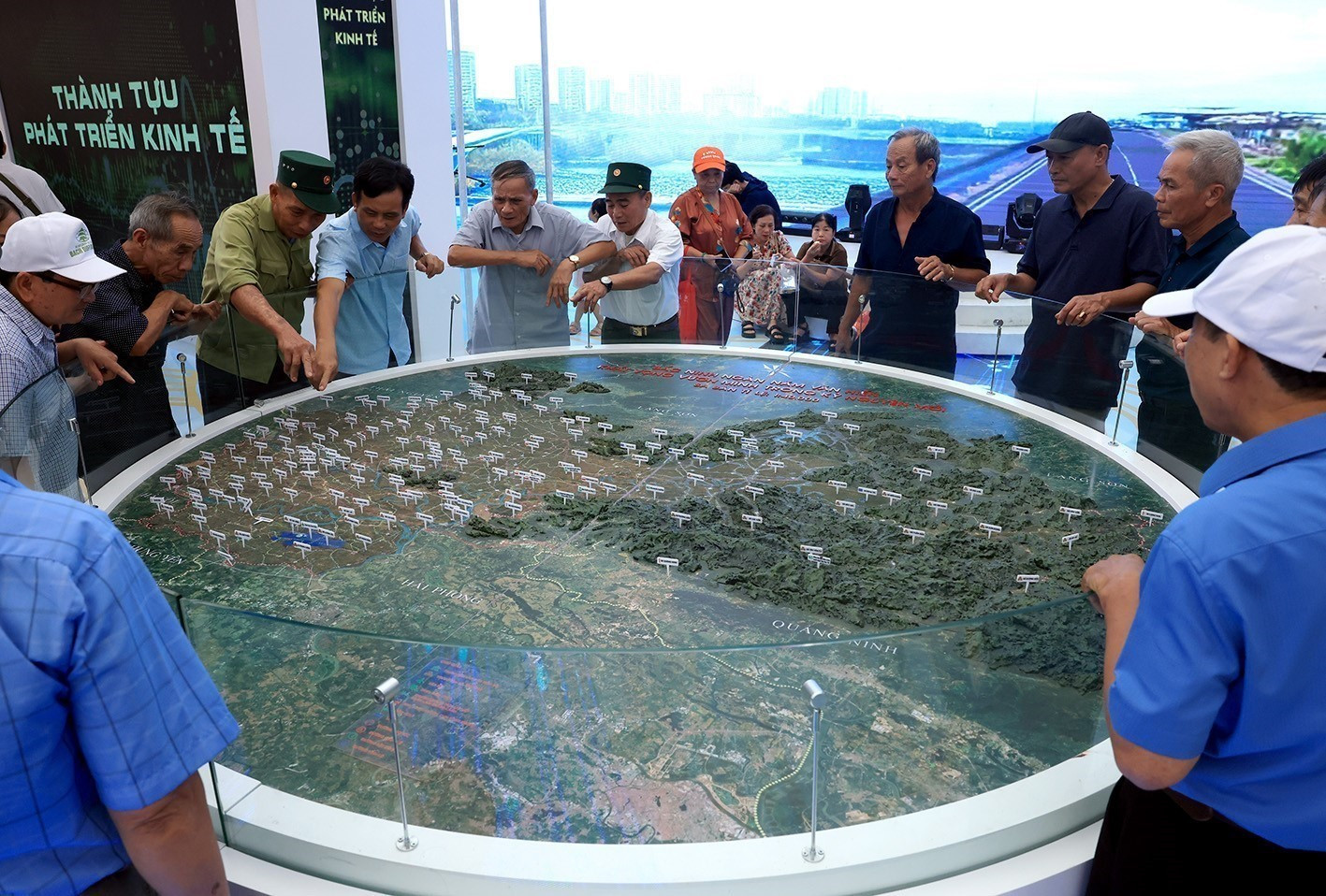 Visitantes observan la maqueta de división administrativa tras la fusión de las localidades en el área de exhibición de la provincia de Bac Ninh. (Foto: VNA) anh-1-1.jpg