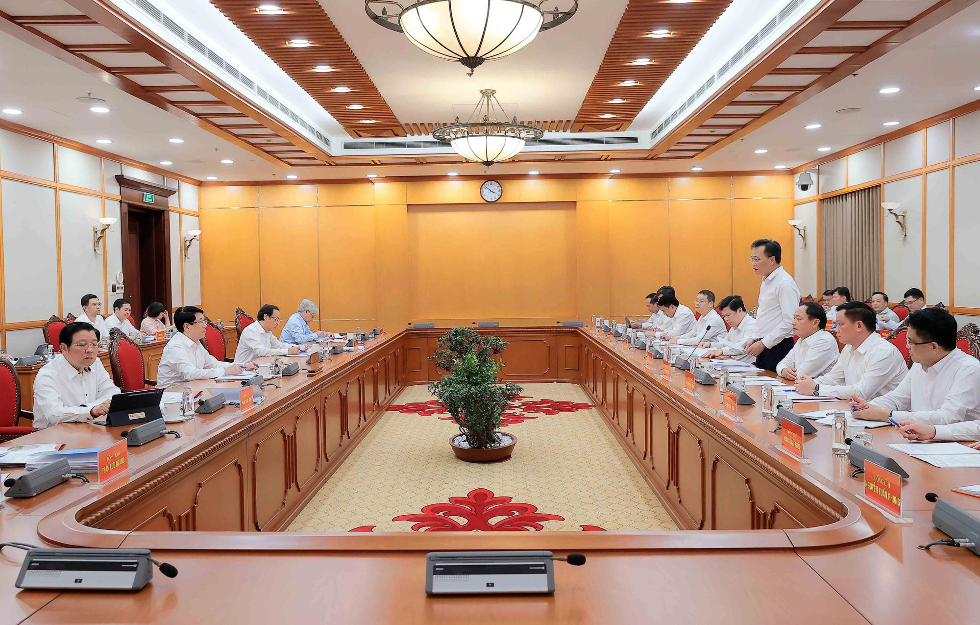 El secretario del Comité partidista de Hung Yen, Nguyen Huu Nghia, interviene en la cita (Foto: VNA) vna-potal-chu-tich-nuoc-chu-tri-buoi-lam-viec-cua-bo-chinh-tri-voi-ban-thuong-vu-tinh-uy-hung-yen-8265358.jpg