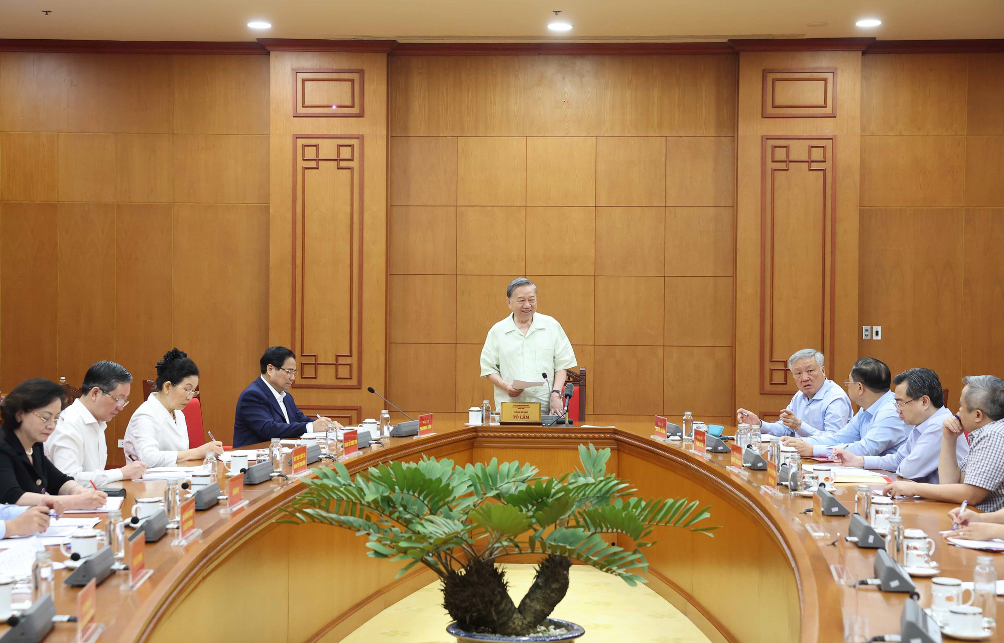 Panorama de la reunión (Foto. VNA) vna-potal-tong-bi-thu-lam-viec-voi-ban-thuong-vu-dang-uy-chinh-phu-ve-danh-gia-viec-trien-khai-nghi-quyet-cua-trung-uong-va-bo-chinh-tri-8279807.jpg